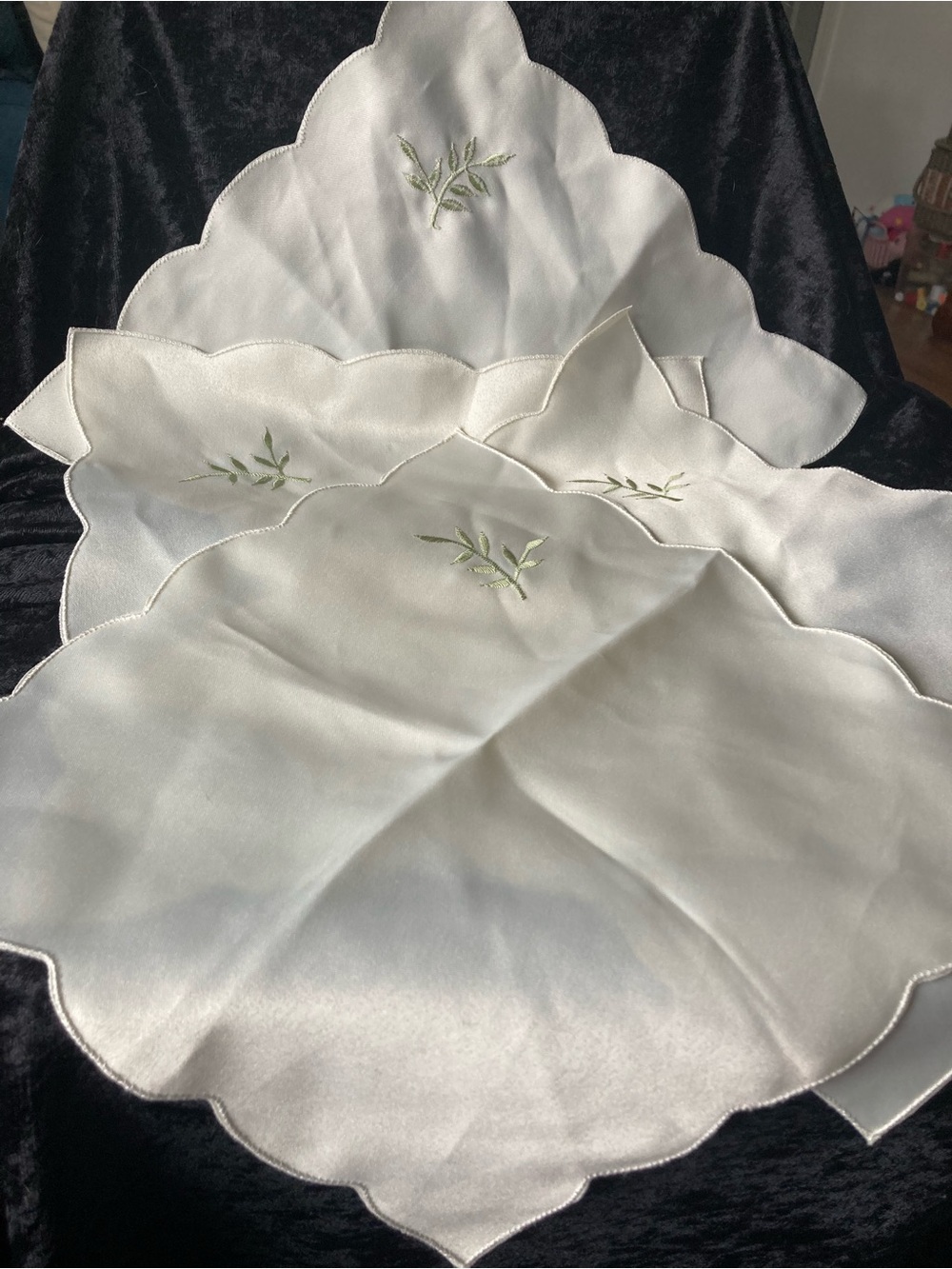 Elegant Lunch Napkins Scalloped Embroidered Leaf Design Vintage Set of 4